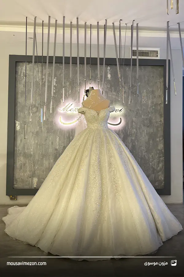 مدل لباس عروس پرنسس یقه دلبری